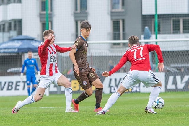 队报：法国U23中场巴尔科拉赛中受伤 已返回巴黎.